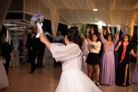 As melhores ideias e inspirações criativas de fotos de casamento registradas por fotógrafos profissionais de eventos da empresa Criativus Foto e Vídeo na Chácara Hibisco: Foto da noiva jogando o buquê'