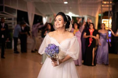 As melhores ideias e inspirações criativas de fotos de casamento registradas por fotógrafos profissionais de eventos da empresa Criativus Foto e Vídeo na Chácara Hibisco: Foto da noiva jogando o buquê'