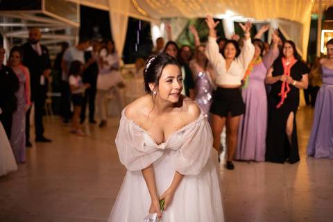 As melhores ideias e inspirações criativas de fotos de casamento registradas por fotógrafos profissionais de eventos da empresa Criativus Foto e Vídeo na Chácara Hibisco: Foto da noiva jogando o buquê'