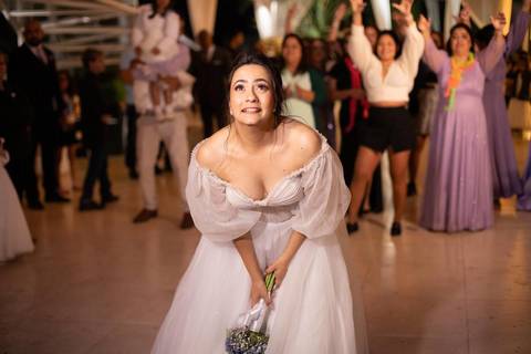 As melhores ideias e inspirações criativas de fotos de casamento registradas por fotógrafos profissionais de eventos da empresa Criativus Foto e Vídeo na Chácara Hibisco: Foto da noiva jogando o buquê'