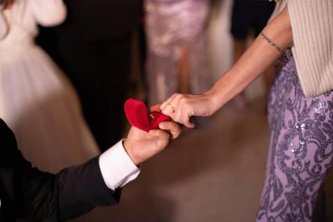 As melhores ideias e inspirações criativas de fotos de casamento registradas por fotógrafos profissionais de eventos da empresa Criativus Foto e Vídeo na Chácara Hibisco: Foto de pedido de casamento no casamento'