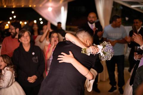 As melhores ideias e inspirações criativas de fotos de casamento registradas por fotógrafos profissionais de eventos da empresa Criativus Foto e Vídeo na Chácara Hibisco: Foto de pedido de casamento no casamento'