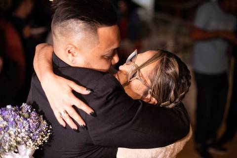 As melhores ideias e inspirações criativas de fotos de casamento registradas por fotógrafos profissionais de eventos da empresa Criativus Foto e Vídeo na Chácara Hibisco: Foto de pedido de casamento no casamento'