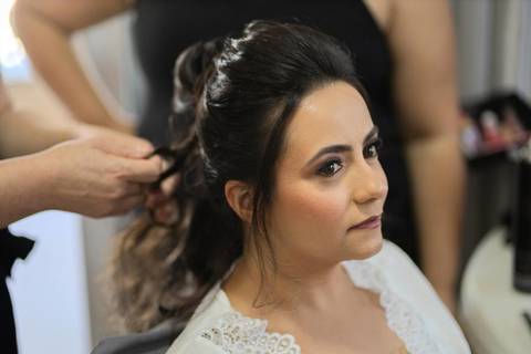 As melhores ideias e inspirações criativas de fotos de casamento registradas por fotógrafos profissionais de eventos da empresa Criativus Foto e Vídeo no making of da noiva em sua casa'