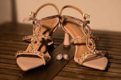 As melhores ideias e inspirações criativas de fotos de casamento registradas por fotógrafos profissionais de eventos da empresa Criativus Foto e Vídeo no making of da noiva em sua casa'