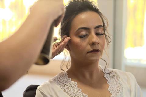 As melhores ideias e inspirações criativas de fotos de casamento registradas por fotógrafos profissionais de eventos da empresa Criativus Foto e Vídeo no making of da noiva em sua casa'