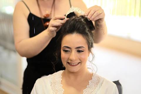 As melhores ideias e inspirações criativas de fotos de casamento registradas por fotógrafos profissionais de eventos da empresa Criativus Foto e Vídeo no making of da noiva em sua casa'