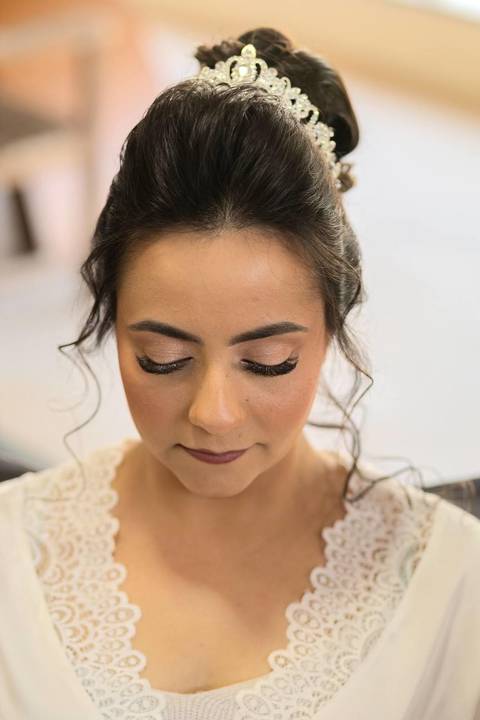 As melhores ideias e inspirações criativas de fotos de casamento registradas por fotógrafos profissionais de eventos da empresa Criativus Foto e Vídeo no making of da noiva em sua casa'