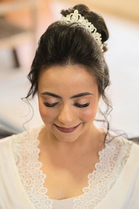 As melhores ideias e inspirações criativas de fotos de casamento registradas por fotógrafos profissionais de eventos da empresa Criativus Foto e Vídeo no making of da noiva em sua casa'