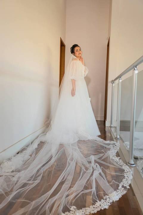 As melhores ideias e inspirações criativas de fotos de casamento registradas por fotógrafos profissionais de eventos da empresa Criativus Foto e Vídeo no making of da noiva em sua casa'