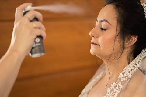 As melhores ideias e inspirações criativas de fotos de casamento registradas por fotógrafos profissionais de eventos da empresa Criativus Foto e Vídeo no making of da noiva em sua casa'