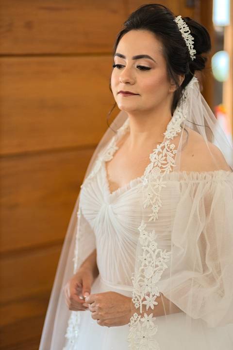 As melhores ideias e inspirações criativas de fotos de casamento registradas por fotógrafos profissionais de eventos da empresa Criativus Foto e Vídeo no making of da noiva em sua casa'