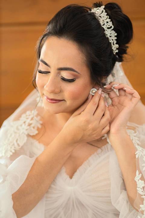 As melhores ideias e inspirações criativas de fotos de casamento registradas por fotógrafos profissionais de eventos da empresa Criativus Foto e Vídeo no making of da noiva em sua casa'