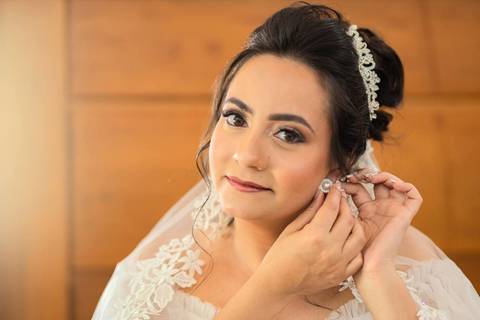 As melhores ideias e inspirações criativas de fotos de casamento registradas por fotógrafos profissionais de eventos da empresa Criativus Foto e Vídeo no making of da noiva em sua casa'