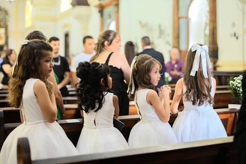 As melhores ideias e inspirações criativas de fotos de casamento registradas por fotógrafos profissionais de eventos da empresa Criativus Foto e Vídeo na Paróquia Matriz Santa Ana: Foto das daminhas'