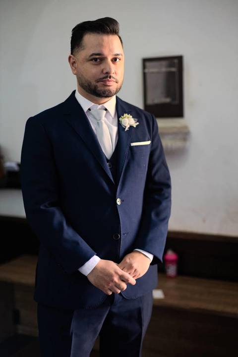 As melhores ideias e inspirações criativas de fotos de casamento registradas por fotógrafos profissionais de eventos da empresa Criativus Foto e Vídeo na Paróquia Matriz Santa Ana: Foto do noivo na igreja'