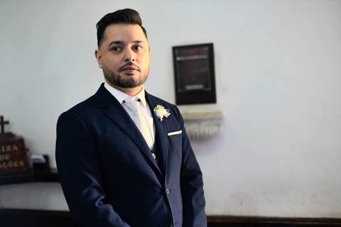 As melhores ideias e inspirações criativas de fotos de casamento registradas por fotógrafos profissionais de eventos da empresa Criativus Foto e Vídeo na Paróquia Matriz Santa Ana: Foto do noivo na igreja'