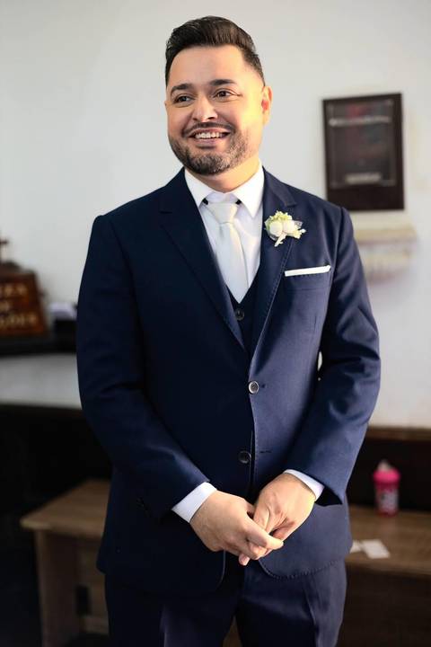 As melhores ideias e inspirações criativas de fotos de casamento registradas por fotógrafos profissionais de eventos da empresa Criativus Foto e Vídeo na Paróquia Matriz Santa Ana: Foto do noivo na igreja'