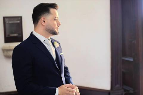 As melhores ideias e inspirações criativas de fotos de casamento registradas por fotógrafos profissionais de eventos da empresa Criativus Foto e Vídeo na Paróquia Matriz Santa Ana: Foto do noivo na igreja'