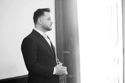 As melhores ideias e inspirações criativas de fotos de casamento registradas por fotógrafos profissionais de eventos da empresa Criativus Foto e Vídeo na Paróquia Matriz Santa Ana: Foto do noivo na igreja'