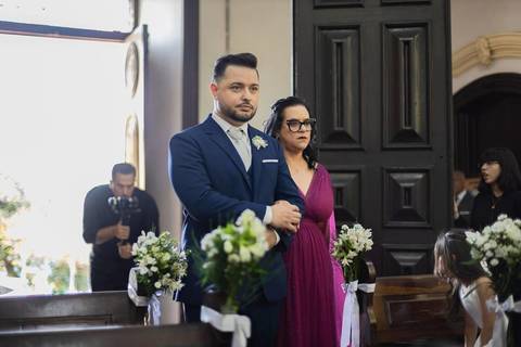As melhores ideias e inspirações criativas de fotos de casamento registradas por fotógrafos profissionais de eventos da empresa Criativus Foto e Vídeo na Paróquia Matriz Santa Ana: Foto da entrada do noivo na cerimônia'