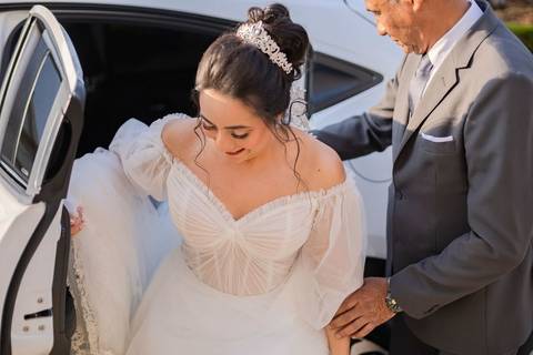 As melhores ideias e inspirações criativas de fotos de casamento registradas por fotógrafos profissionais de eventos da empresa Criativus Foto e Vídeo na Paróquia Matriz Santa Ana: Foto da chegada da noiva na igreja'