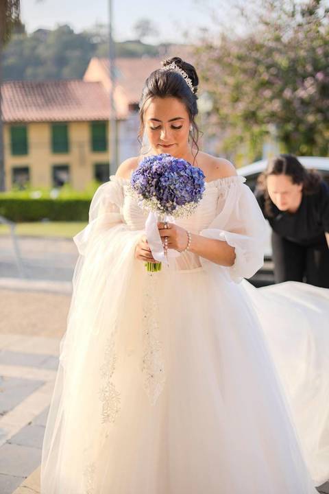 As melhores ideias e inspirações criativas de fotos de casamento registradas por fotógrafos profissionais de eventos da empresa Criativus Foto e Vídeo na Paróquia Matriz Santa Ana: Foto da entrada da noiva na cerimônia'