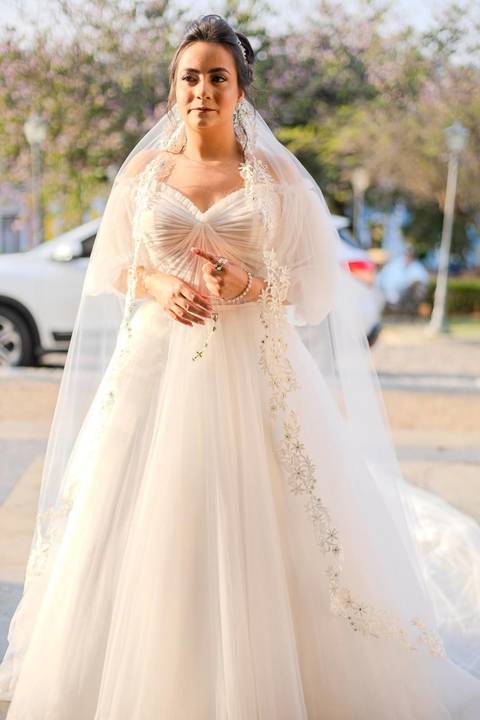 As melhores ideias e inspirações criativas de fotos de casamento registradas por fotógrafos profissionais de eventos da empresa Criativus Foto e Vídeo na Paróquia Matriz Santa Ana: Foto da entrada da noiva na cerimônia'