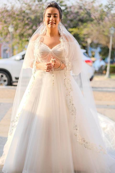 As melhores ideias e inspirações criativas de fotos de casamento registradas por fotógrafos profissionais de eventos da empresa Criativus Foto e Vídeo na Paróquia Matriz Santa Ana: Foto da chegada da noiva na igreja'