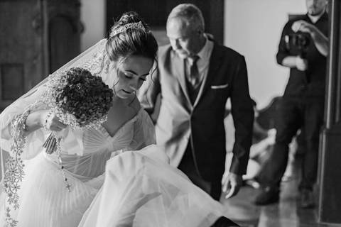 As melhores ideias e inspirações criativas de fotos de casamento registradas por fotógrafos profissionais de eventos da empresa Criativus Foto e Vídeo na Paróquia Matriz Santa Ana: Foto da entrada da noiva na cerimônia'