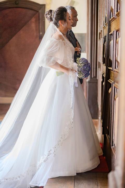 As melhores ideias e inspirações criativas de fotos de casamento registradas por fotógrafos profissionais de eventos da empresa Criativus Foto e Vídeo na Paróquia Matriz Santa Ana: Foto da entrada da noiva na cerimônia'