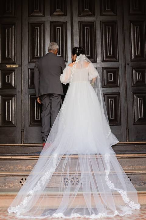As melhores ideias e inspirações criativas de fotos de casamento registradas por fotógrafos profissionais de eventos da empresa Criativus Foto e Vídeo na Paróquia Matriz Santa Ana: Foto da entrada da noiva na cerimônia'