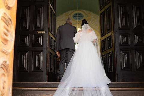 As melhores ideias e inspirações criativas de fotos de casamento registradas por fotógrafos profissionais de eventos da empresa Criativus Foto e Vídeo na Paróquia Matriz Santa Ana: Foto da entrada da noiva na cerimônia'