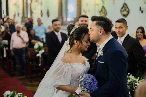 As melhores ideias e inspirações criativas de fotos de casamento registradas por fotógrafos profissionais de eventos da empresa Criativus Foto e Vídeo na Paróquia Matriz Santa Ana: Foto da entrada da noiva na cerimônia'