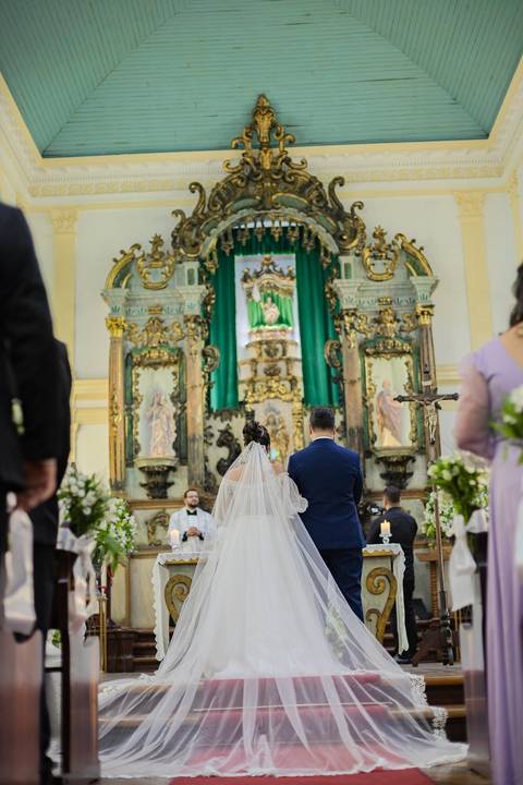 As melhores ideias e inspirações criativas de fotos de casamento registradas por fotógrafos profissionais de eventos da empresa Criativus Foto e Vídeo na Paróquia Matriz Santa Ana: Foto do momento da cerimônia'