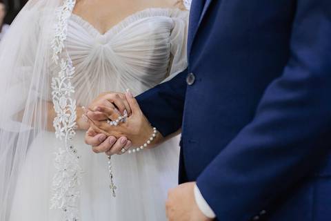 As melhores ideias e inspirações criativas de fotos de casamento registradas por fotógrafos profissionais de eventos da empresa Criativus Foto e Vídeo na Paróquia Matriz Santa Ana: Foto do momento da cerimônia'