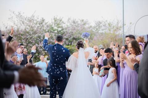 As melhores ideias e inspirações criativas de fotos de casamento registradas por fotógrafos profissionais de eventos da empresa Criativus Foto e Vídeo na Paróquia Matriz Santa Ana: Foto da saída dos noivos da cerimônia'