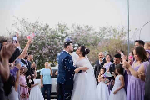 As melhores ideias e inspirações criativas de fotos de casamento registradas por fotógrafos profissionais de eventos da empresa Criativus Foto e Vídeo na Paróquia Matriz Santa Ana: Foto da saída dos noivos da cerimônia'