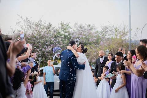 As melhores ideias e inspirações criativas de fotos de casamento registradas por fotógrafos profissionais de eventos da empresa Criativus Foto e Vídeo na Paróquia Matriz Santa Ana: Foto da saída dos noivos da cerimônia'
