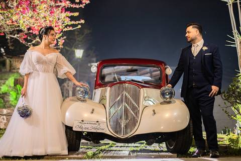 As melhores ideias e inspirações criativas de fotos de casamento registradas por fotógrafos profissionais de eventos da empresa Criativus Foto e Vídeo na Chácara Hibisco: Foto protocolares dos noivos em um carro antigo'