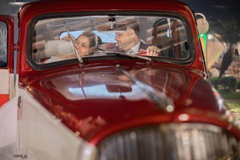 As melhores ideias e inspirações criativas de fotos de casamento registradas por fotógrafos profissionais de eventos da empresa Criativus Foto e Vídeo na Chácara Hibisco: Foto protocolares dos noivos em um carro antigo'