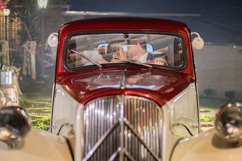 As melhores ideias e inspirações criativas de fotos de casamento registradas por fotógrafos profissionais de eventos da empresa Criativus Foto e Vídeo na Chácara Hibisco: Foto protocolares dos noivos em um carro antigo'