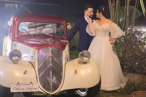 As melhores ideias e inspirações criativas de fotos de casamento registradas por fotógrafos profissionais de eventos da empresa Criativus Foto e Vídeo na Chácara Hibisco: Foto protocolares dos noivos em um carro antigo'
