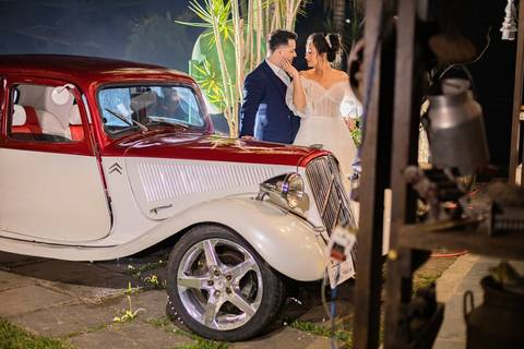 As melhores ideias e inspirações criativas de fotos de casamento registradas por fotógrafos profissionais de eventos da empresa Criativus Foto e Vídeo na Chácara Hibisco: Foto protocolares dos noivos em um carro antigo'