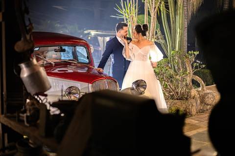 As melhores ideias e inspirações criativas de fotos de casamento registradas por fotógrafos profissionais de eventos da empresa Criativus Foto e Vídeo na Chácara Hibisco: Foto protocolares dos noivos em um carro antigo'
