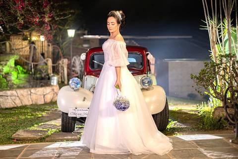 As melhores ideias e inspirações criativas de fotos de casamento registradas por fotógrafos profissionais de eventos da empresa Criativus Foto e Vídeo na Chácara Hibisco: Foto protocolares dos noivos em um carro antigo'