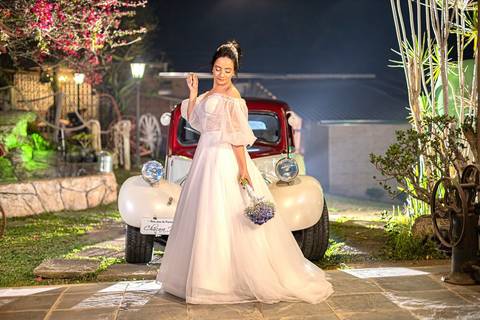 As melhores ideias e inspirações criativas de fotos de casamento registradas por fotógrafos profissionais de eventos da empresa Criativus Foto e Vídeo na Chácara Hibisco: Foto protocolares dos noivos em um carro antigo'