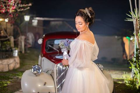 As melhores ideias e inspirações criativas de fotos de casamento registradas por fotógrafos profissionais de eventos da empresa Criativus Foto e Vídeo na Chácara Hibisco: Foto protocolares dos noivos em um carro antigo'