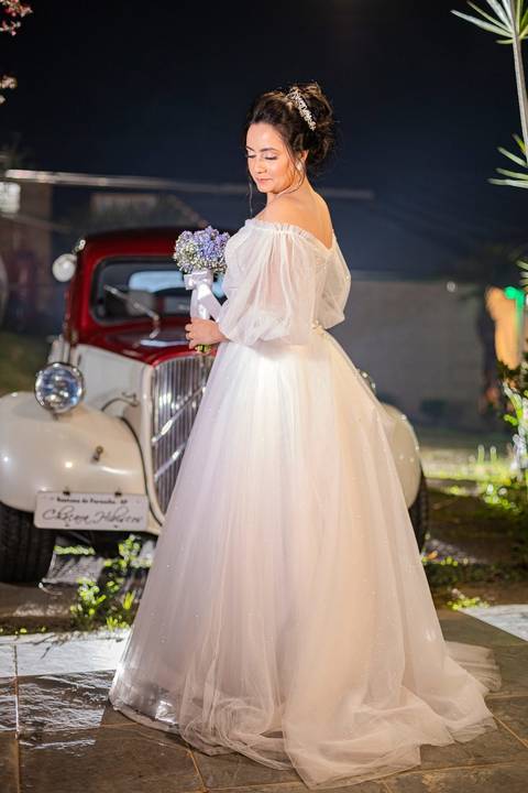 As melhores ideias e inspirações criativas de fotos de casamento registradas por fotógrafos profissionais de eventos da empresa Criativus Foto e Vídeo na Chácara Hibisco: Foto protocolares dos noivos em um carro antigo'