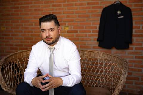 As melhores ideias e inspirações criativas de fotos de casamento registradas por fotógrafos profissionais de eventos da empresa Criativus Foto e Vídeo no making of do noivo em casa'